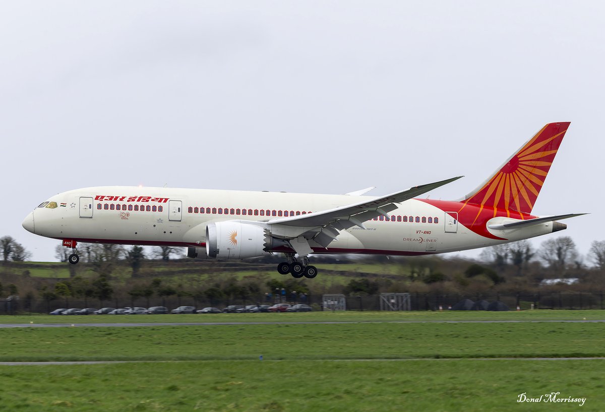 birrlad's tweet image. Paddy's Day @ShannonAirport becoming a mini Delhi!
@airindia A350-941 @Airbus VT-JRF which diverted yesterday.
Air India  @Boeing 787-8 VT-ANO arriving to uplift the pax from A350.
#avgeek #avition #airline #airindia #boeing #airbus #ShannonAirport #planespotting