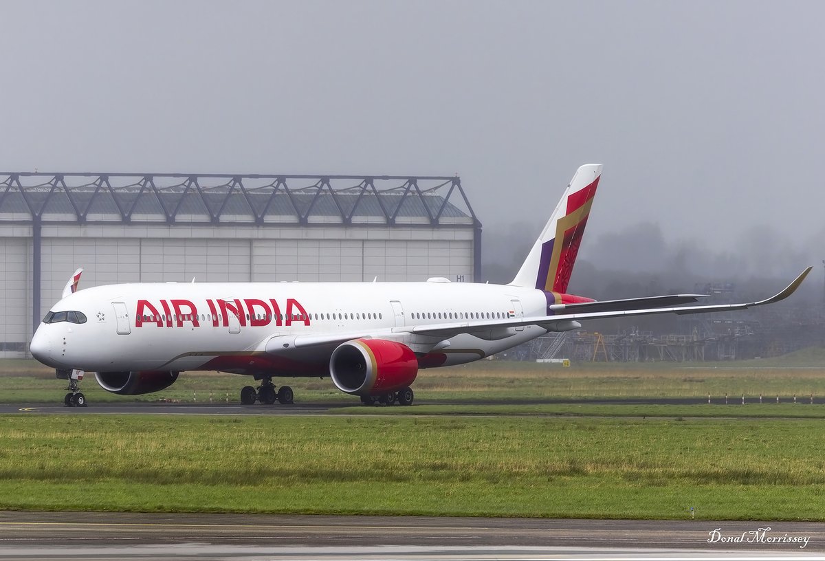 birrlad's tweet image. Paddy's Day @ShannonAirport becoming a mini Delhi!
@airindia A350-941 @Airbus VT-JRF which diverted yesterday.
Air India  @Boeing 787-8 VT-ANO arriving to uplift the pax from A350.
#avgeek #avition #airline #airindia #boeing #airbus #ShannonAirport #planespotting
