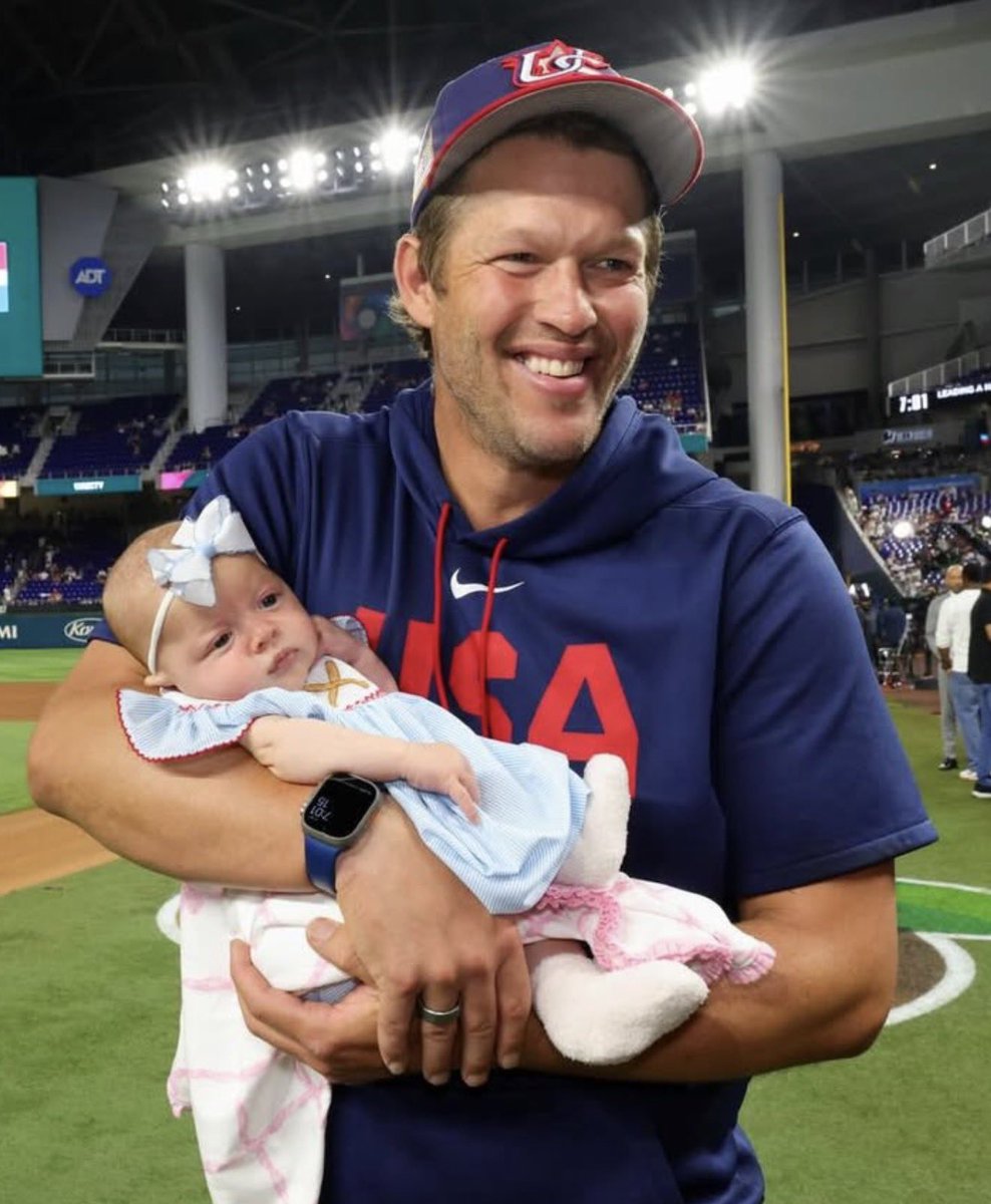 Lindsay Adams 👽 tweet media