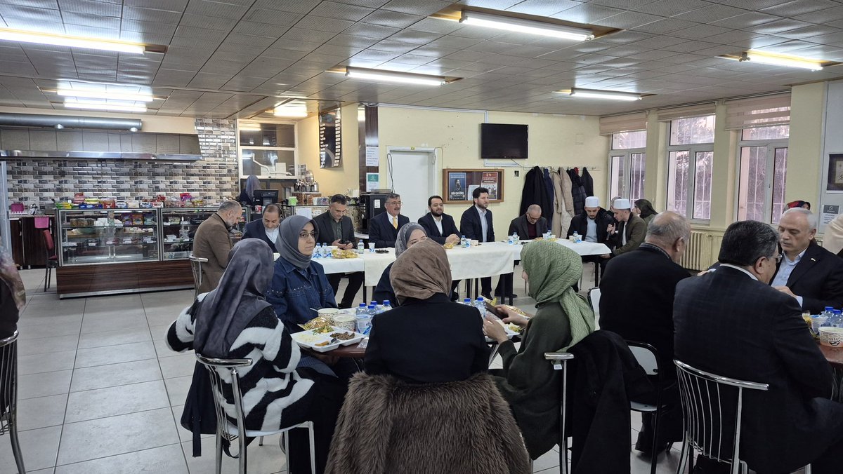 sivasmuftulugu's tweet photo. İlahiyat öğrencileri iftar sofrasında Buluştu.

Sivas İl Müftülüğü ve Türkiye Diyanet Vakfı Şubesi tarafından Sivas Cumhuriyet Üniversitesi İlahiyat Fakültesi ev sahipliğinde iftar programı düzenlendi. https://t.co/SxgvYCNUNH