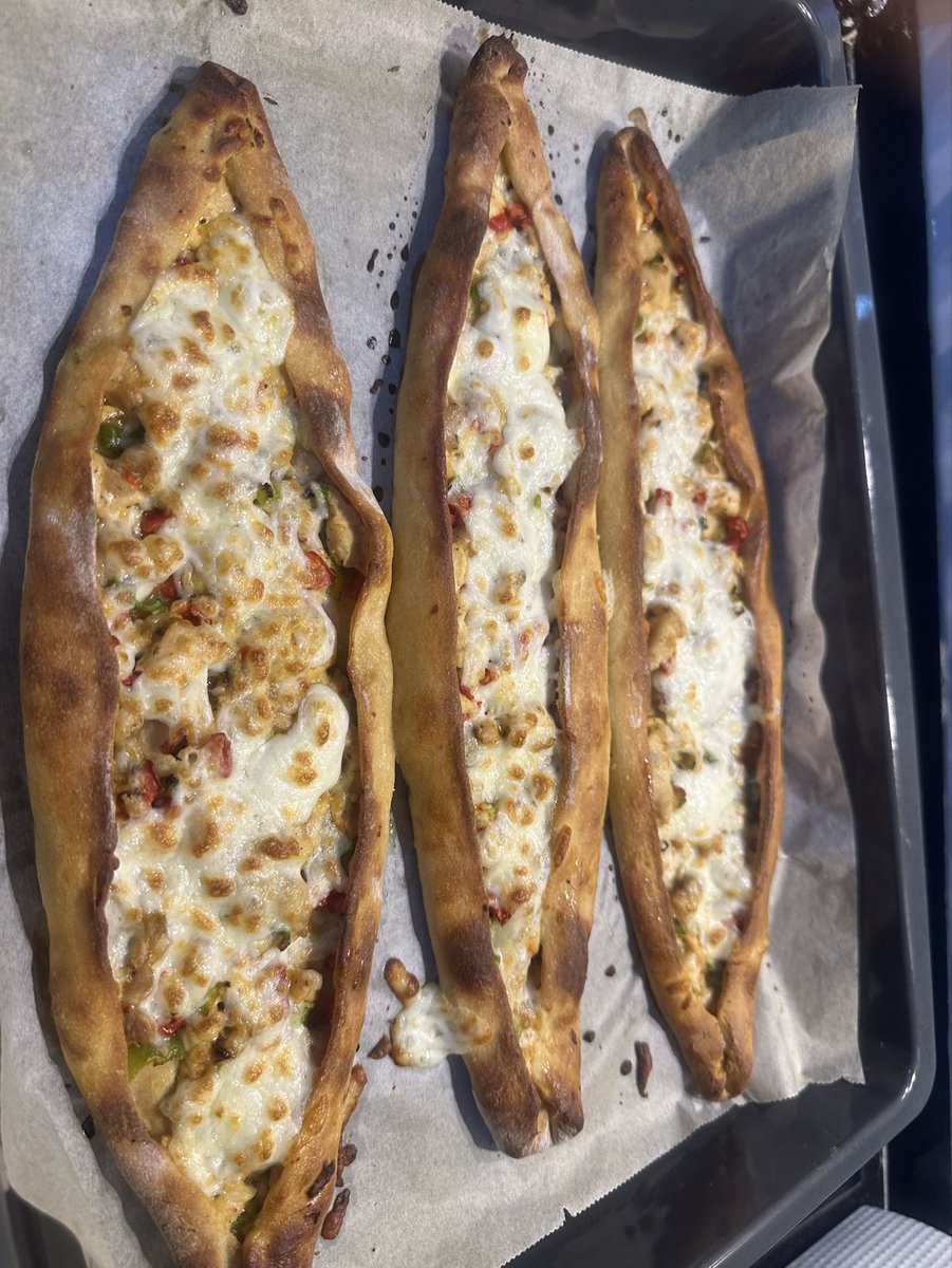 Ozlem1350018's tweet photo. **Tavuklu pide o kadar güzel olmuş ki,
Taze taze fırından tavuklu pidem hazır!
#TavukluPide #Pide #EvYapımıPide #TürkMutfağı #YemekTarifleri #AfiyetOlsun #FoodPorn #TurkishFood #
#TavukluPide #Pide #EvYapımı #TürkMutfağı #YemekTarifleri #AfiyetOlsun #HomemadePide #TurkishPizza #FoodPorn #Instayemek #PideSever #YemekSohbeti
Tarifi gelsin mi?