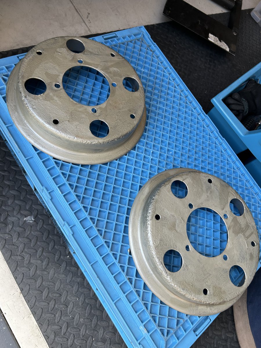 友人のモンキーちゃん。少しづつやってます。
純正ホイールの中古を二個買ったのですがサビで死んでいてなんとかニコイチで一輪分できました。あけないと分からないですよね
サビを見る感じエアバルブのところから水が侵入しやすいのかな…？
あと不動にしている間に水が溜まるのかな

#z50
#モンキー