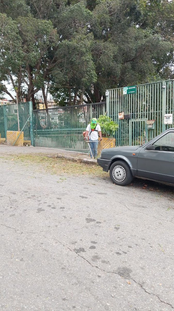 AlcaldiaBaruta's tweet photo. ¡Feliz tarde baruteños!🍃
Nuestras cuadrillas de #AccionInmediata se encuentran realizando labores de:
🍃Poda preventiva:
📍Urb. #PradosDelEste
🍃Desmalezado
📍Sector. #LasMinas
📍Urb. #LaTrinidad
📍Urb.#LomasDeTerrazasDelClubHípico https://t.co/V54VGhkfme