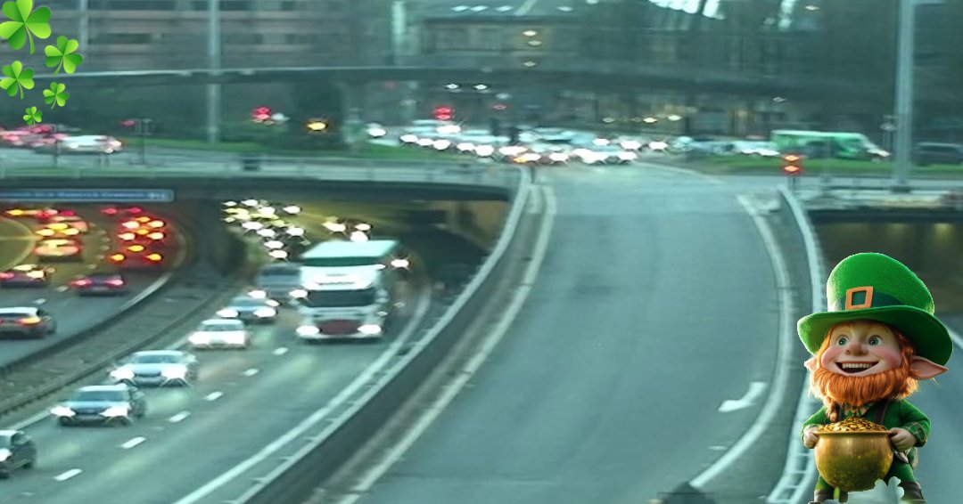 trafficscotland's tweet image. It is amazing what we can spot on our live traffic cameras👀

Larry has been found at Charing Cross tonight looking for a pot of gold!🍀

Judging from the focus of this pic maybe one too many Baby Guinness's there?😂 

Happy St Patricks Day to all that celebrate!💚

#StPaddysDay