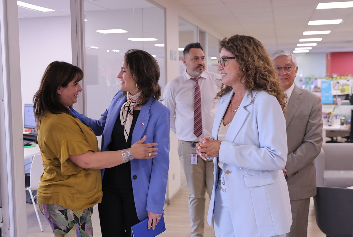 SENAMAGOB's tweet photo. Hoy la ministra @MinDesarrollo María Jesús Wulf, compartió con las funcionarias y funcionarios de SENAMA para conocer el trabajo que realizan los equipos en beneficio de las personas mayores de Chile y fortalecer las políticas públicas en torno al envejecimiento en nuestro país https://t.co/K9rvwmPmAn