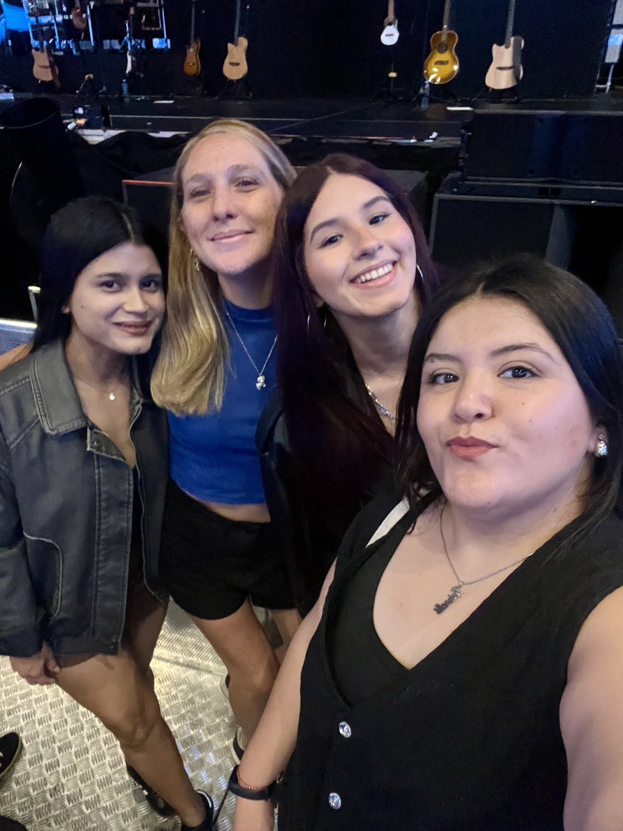 daychug's tweet photo. Y donde sos feliz? En la música y siempre los conciertos de @LucianoPereyra con ellas 🎤🎶✨🩷 https://t.co/otK9vM7SFY