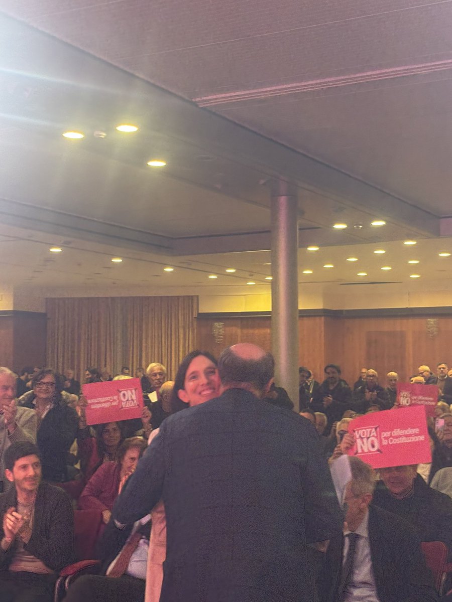 pbersani's tweet photo. Napoli. Curioso trovarci a parlare di referendum mentre sembrano unirsi i pezzi della guerra mondiale a pezzi, ma è lo stesso paesaggio. È l’idea che il diritto della forza venga prima della forza del diritto, l’idea che non ci siano limiti al potere e al consenso. 1/2 https://t.co/BDDQSzmwco