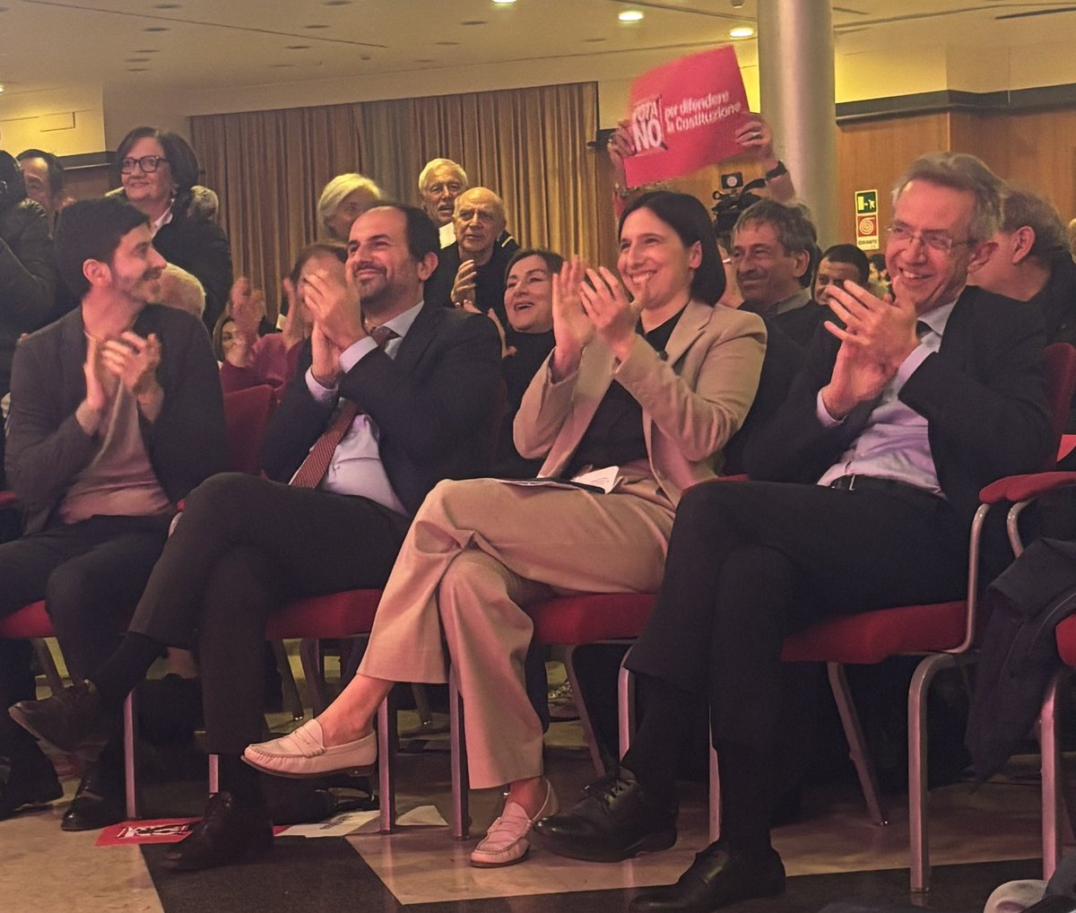 Napoli. Curioso trovarci a parlare di referendum mentre sembrano unirsi i pezzi della guerra mondiale a pezzi, ma è lo stesso paesaggio. È l’idea che il diritto della forza venga prima della forza del diritto, l’idea che non ci siano limiti al potere e al consenso. 1/2