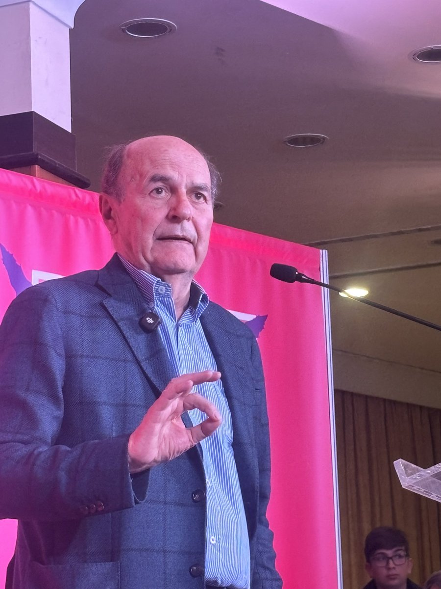 pbersani's tweet photo. Napoli. Curioso trovarci a parlare di referendum mentre sembrano unirsi i pezzi della guerra mondiale a pezzi, ma è lo stesso paesaggio. È l’idea che il diritto della forza venga prima della forza del diritto, l’idea che non ci siano limiti al potere e al consenso. 1/2 https://t.co/BDDQSzmwco