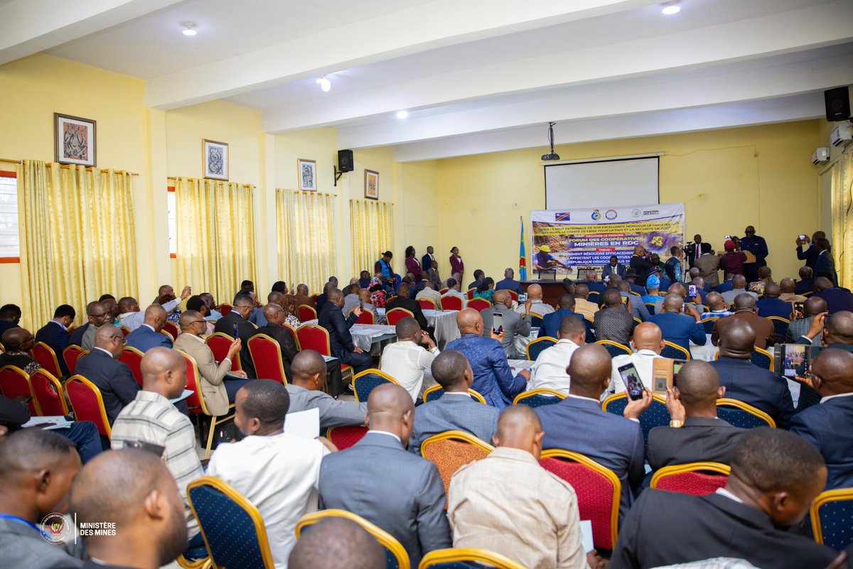 MinMinesRDC's tweet photo. #RDC_MINES | 17.03.2026
Poursuivant sa journée, le Ministre des Mines, @LouisWKabamba, a pris part au tout premier Forum national des coopératives minières, organisé par le Comité de crise pour la paix et la sécurité.

Sous le thème de la résolution des défis du secteur, il a relevé plusieurs obstacles majeurs, notamment le manque d’encadrement, les difficultés de financement et les faiblesses organisationnelles.

Dans la vision du Président Félix Tshisekedi, et sous la coordination de la Première Ministre @SuminwaJudith, le Ministre a réaffirmé l’engagement du Gouvernement à transformer l’exploitation artisanale en un véritable levier de développement.

Parmi les priorités annoncées figurent la formalisation du secteur, la lutte contre la fraude, la professionnalisation des coopératives et la promotion de la transformation locale.

Enfin, SEM Louis Watum Kabamba a appelé à une mobilisation collective pour bâtir un secteur minier artisanal structuré, transparent et au service des Congolais.