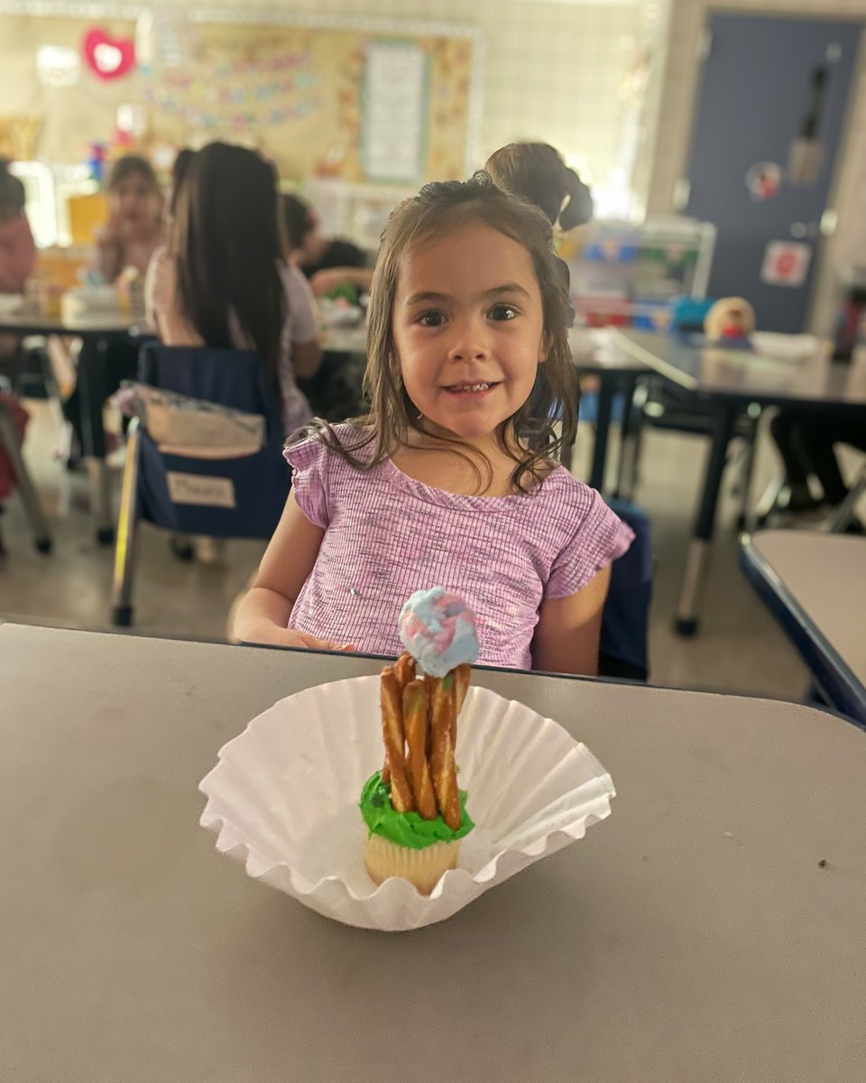 ISD347's tweet image. Dr. Seuss Week fun! 🎩📚

At Roosevelt Elementary School, students met the The Cat in the Hat, made Cat hats, built Lorax trees, and enjoyed dress-up days! ❤️

#WillmarPublicSchools #RooseveltElementary #ReadAcrossAmerica #DrSeussWeek