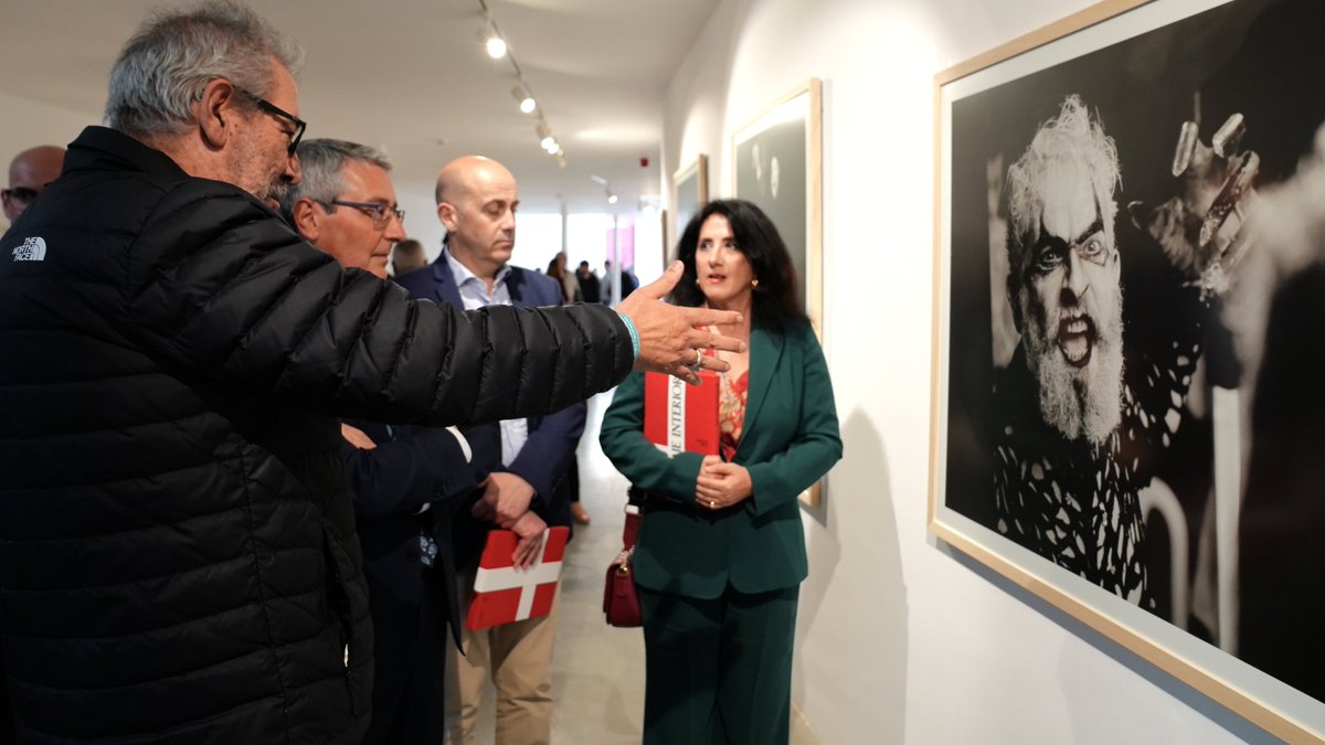 diputacionMLG's tweet photo. El presidente de la @diputacionMLG, @Francissalado, ha inaugurado esta exposición inédita y de producción propia que propone un recorrido por: #Cómpeta, #Casarabonela, #Antequera, #Vélez-Málaga, #Archidona, #Coín, #Frigiliana, #Arriate y #Cartajima. https://t.co/c7AyyMUJo6