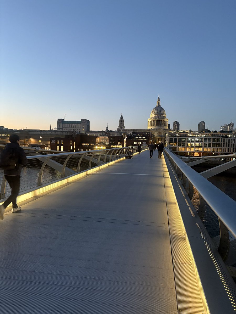 Lewis Goodall tweet media