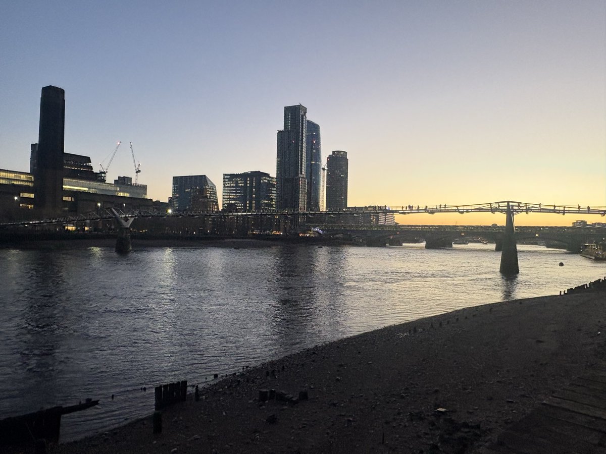 Lewis Goodall tweet media