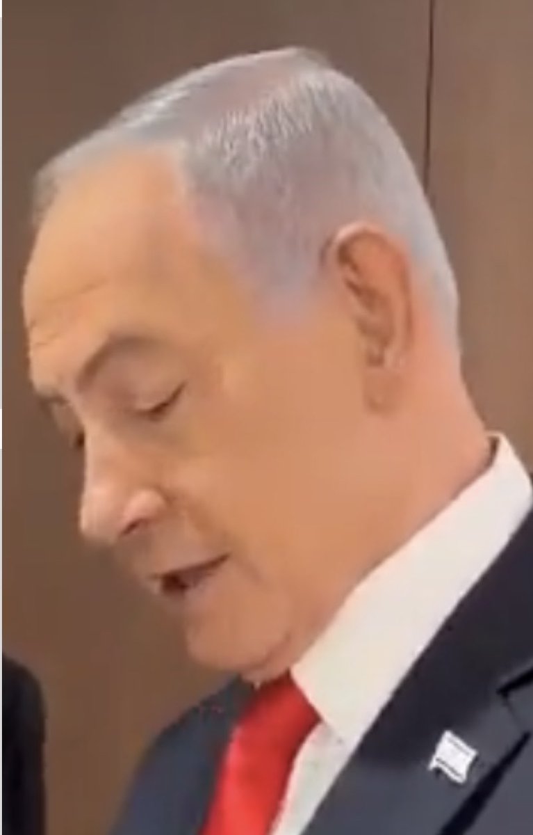 andredimauro's tweet photo. Teeth, fingers, and now ears… it looks like a body double doing the scene with AI adjustments — or malfunctions lol.
#Netanyahu #NetanyahuAI #BibiBot https://t.co/xeINjTJ0xN