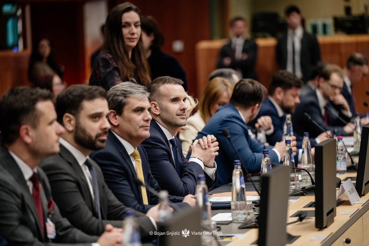 MFA_MNE's tweet image. 📣🇲🇪🇪🇺 Montenegro closes Chapter 21 – Trans-European Networks

DPM &amp;amp; FM Ibrahimović participated in the Intergovernmental Conference between the EU and #Montenegro in #Brussels, marking another important milestone.

Closing Chapter 21 confirms strong reform progress and