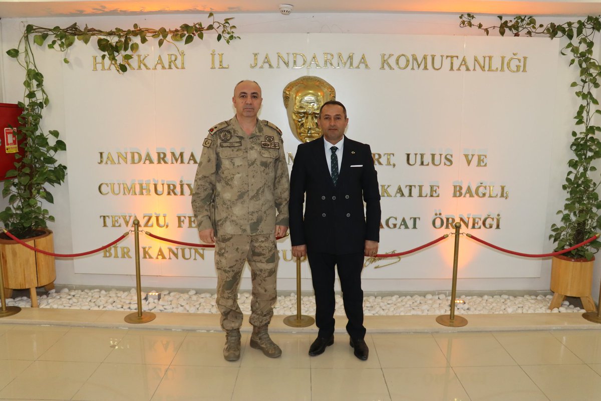 HalitDiler2's tweet photo. Bugün ’nda İl Jandarma Komutanımız paşayı ziyaret ederek yürütülen çalışmalar hakkında istişarelerde bulunduk. Aziz vatanımızın huzuru ve güvenliği için gece gündüz demeden fedakârca görev yapan tüm kahraman jandarmamıza şükranlarımı sunuyorum.🇹🇷🇹🇷 https://t.co/252g6Oz21c