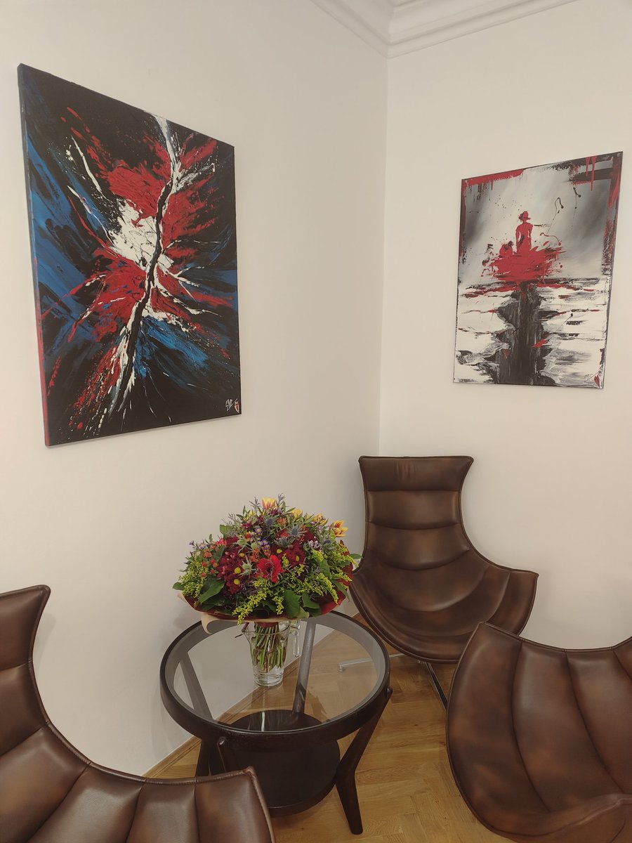 Michal_Jordan's tweet photo. Udělám @Ellliesa malou reklamu. Takhle to vypadá v reálu na stěnách. Výběr je ale můj 😊 Atmosféra některých obrazů mne zasahuje a jiné obrazy zase zasahují jiné lidi. https://t.co/kh0cALuBYW