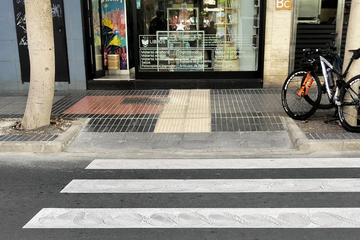 AAVV_Arenales's tweet photo. Accesibilidad:
Agradecemos al @aytolpgc que finalmente adaptó el paso de peatones en Luis Doreste Silva 36 para Personas de Movilidad Reducida, como habíamos solicitado. 

Este paso es importante para el acceso al Centro de Salud de Canalejas.
@joseeduardorh @dcentrolpgc https://t.co/I7p93SlxVm
