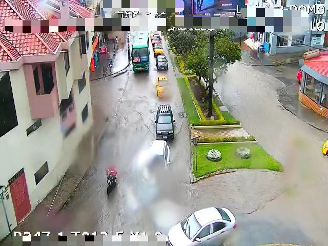 ECU911Machala1's tweet photo. 📍 #Loja | En el sector Centro, se registra presencia de fuerte lluvia, lo que ha provocado acumulación de agua en varios sectores de la ciudad.

Organismos de respuesta se mantienen atentos ante cualquier eventualidad y realizan monitoreo constante de la situación.

#LíneaÚnicaParaEmergencias 📞 9-1-1