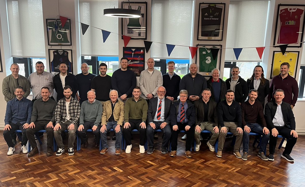 StMunchinsSport's tweet photo. A couple of decades ago, these men were boys and they won the Senior Cup.
Yesterday they were back in Munchin's to remember.
#ofwff https://t.co/fRfZ4l5z1q