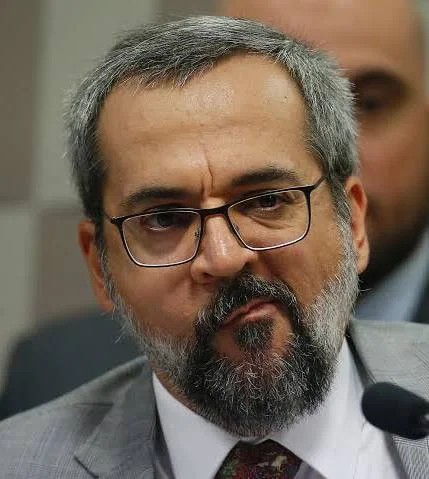 Alguém avisa pro Weintraub que a suruba não era nas universidades públicas. E sim no sistema bancário