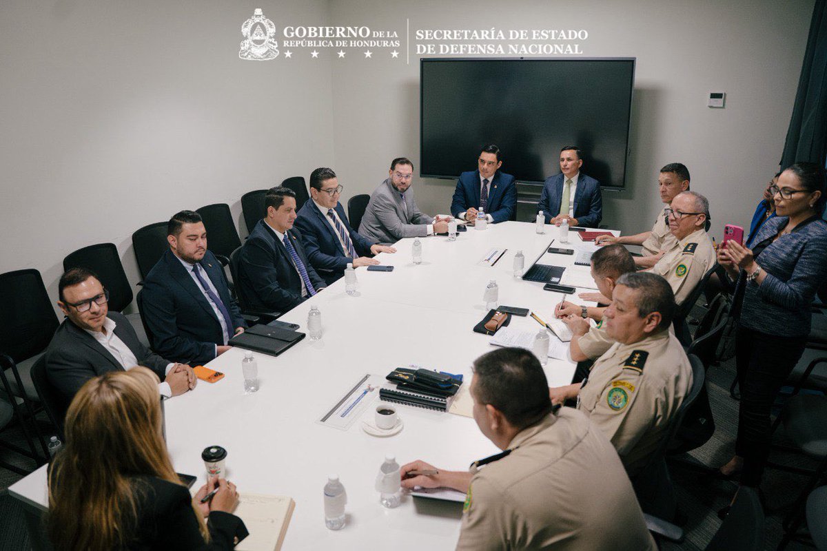 Sedenahn's tweet photo. El secretario de Defensa Nacional, Enrique Rodríguez Burchard, y el Jefe del Estado Mayor Conjunto de las Fuerzas Armadas de Honduras (@FFAAHN), general Héctor Benjamín Valerio Ardón, sostuvieron esta mañana una importante reunión de trabajo con los integrantes de la Comisión de Defensa y Soberanía del Congreso Nacional.

En el encuentro también participó el subjefe del Estado Mayor Conjunto, coronel Luis Alonzo Rosales Cardoza. Por parte del Poder Legislativo, asistieron el diputado Kilvett Bertrand, presidente de la Comisión de Defensa y Soberanía; el vicepresidente, Jorge Calix; el secretario, Eder Mejía; así como los miembros titulares Diler Martínez, Saraí Espinal y Lenin Valeriano, y los miembros alternos César Guevara, Mario Zaldaña, Marco Handal y Javier Vaquero.

Durante la sesión se abordaron temas fundamentales para la seguridad y defensa del país, con especial énfasis en el pilar de Defensa y Soberanía: 

📍El rol constitucional de las Fuerzas Armadas de Honduras, como institución garante de la soberanía nacional, la independencia territorial y el orden constitucional, tal como lo establece la Constitución de la República. 
📍La participación de las FF.AA. en funciones de seguridad ciudadana, en estricto apego a la ley y en coordinación con las instituciones del sistema de seguridad, contribuyendo al combate contra la delincuencia organizada y la preservación de la paz interna. 
📍El fortalecimiento de las capacidades operativas de las FF.AA, mediante la modernización de equipamiento, entrenamiento y recursos humanos, con el objetivo de elevar su preparación para enfrentar amenazas internas y externas que atenten contra la soberanía e integridad territorial del país. 
📍El trabajo conjunto entre la Comisión de Defensa y Soberanía del Congreso Nacional, la Secretaría de Defensa Nacional (SEDENA) y las FF.AA, orientado al desarrollo y avance de una Agenda Legislativa estratégica que fortalezca el marco normativo en materia de defensa nacional, soberanía, seguridad y modernización institucional.

Ambas instituciones coincidieron en la necesidad de continuar estos espacios de diálogo y cooperación para avanzar en iniciativas legislativas que fortalezcan la institucionalidad militar y contribuyan a la consolidación de un Estado soberano, seguro y en paz.