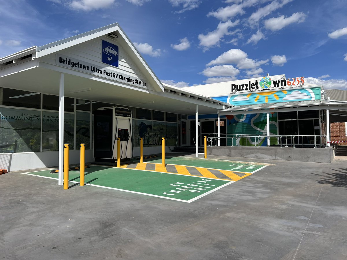 Billywepener2's tweet photo. The most powerful fully integrated battery-buffered EV charger in Australia—set within the best-looking site on WA’s South West Highway, powered by just a 39kVA green energy connection. https://t.co/b7fDByNe7X