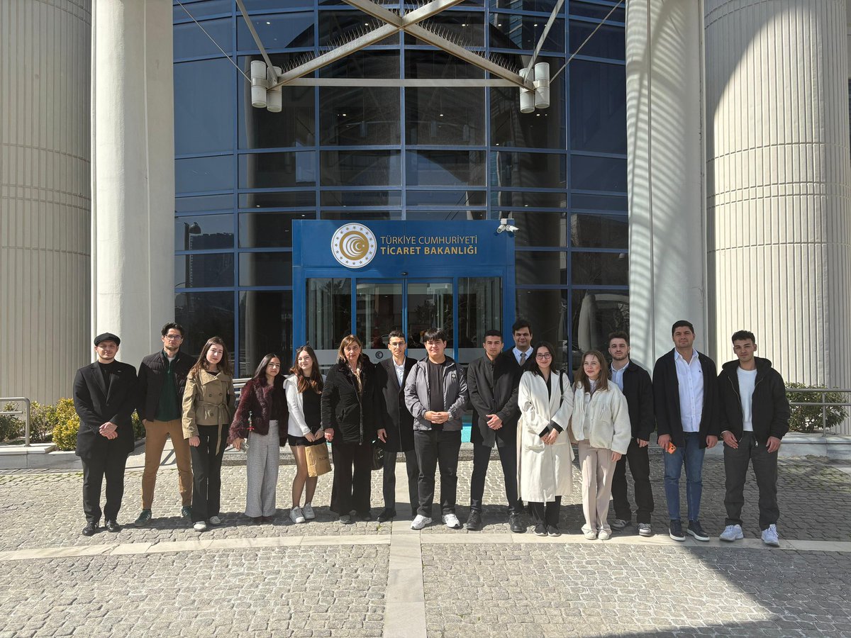EconOstimtech's tweet photo. Ekonomik ve Sosyal Araştırmalar Topluluğu (ESAT) olarak Ticaret Bakanlığımızı ziyaret ettik. Bakan Yardımcımız Sn. Volkan Ağar ve ekibiyle dış ticaret politikaları ve güncel ekonomik gelişmeler üzerine verimli bir görüşme gerçekleştirdik. Nazik kabulleri için teşekkür ederiz. 🤝 https://t.co/QWP6iz73yG