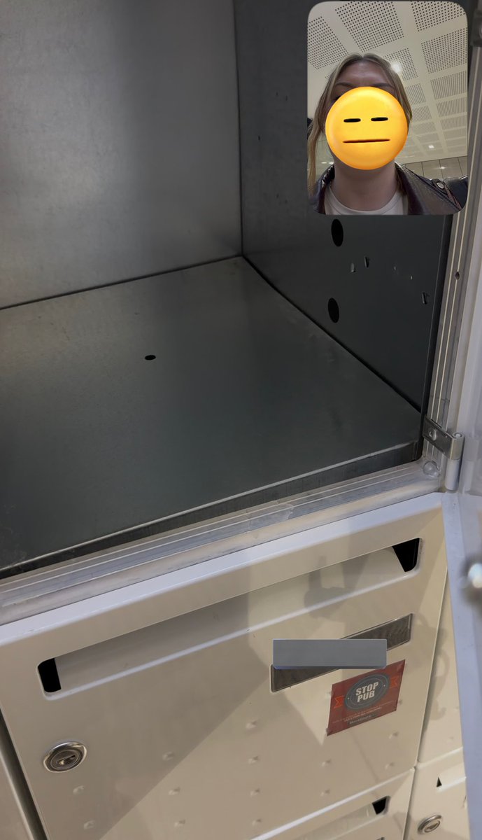 luckymeltdown's tweet photo. j’ai filmé mon ouverture de boîte aux lettres @la poste je crois que vous avez oublié de me livrer mon mug de niall c’est pas très gentil 🤣🤣🤣 https://t.co/46SzASpJTW