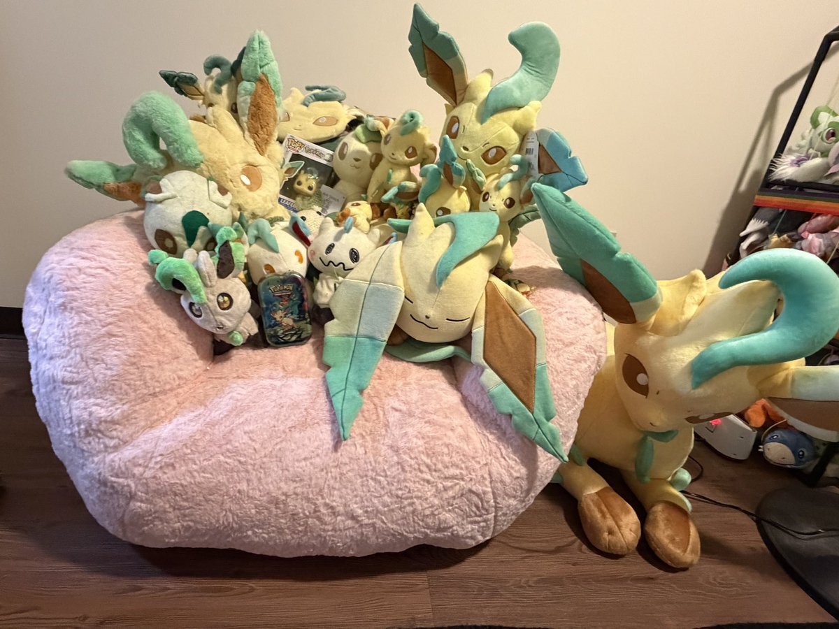 Moonstar2314's tweet photo. My life size Leafeon arrived today!!! https://t.co/xT5GbcOy6M
