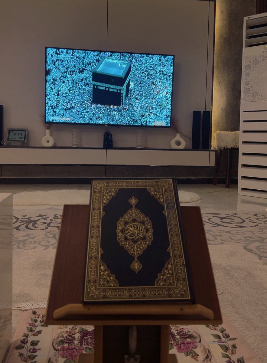 7ss_66's tweet photo. حضور ختمة الحرم بالتلفزيون من اجمل اللحظات  السنوية في رمضان 
اللهم اجعلها ختمة مباركة علينا وعلى من قرأها وسمعها وأمّن على دعائها 
اللهم ارفعنا بالقرآن، وانفعنا به، واجعله حجة لنا ولا تجعله حجة علينا🤍 https://t.co/fxADx4nP9M