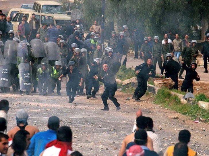 syrianvibes's tweet photo. أعود بذاكرتي خمسة عشر عاماً إلى الوراء، إلى ذلك اليوم الذي غير مجرى حياتنا وحياة وطننا بأسره، فأجد نفسي ��تساءل: كيف فعلناها؟ كيف امتلكنا كل هذه الجرأة لنكسر القيود ونرفع صوتنا عالياً في وجه الظلم؟ كيف تجرأنا على الحلم وسط كل هذا الاجرام؟

كان الحلم بحجم السماء، وكانت التضحيات هائلة، وكانت الأحداث أقوى من أن تُروى بكلمات. لقد واجهنا الرصاص بصدرٍ عارٍ، وواجهنا القمع بإرادة لا تنكسر، وواجهنا الخوف بأمل لا يموت.

واليوم، بعد خمسة عشر عاماً من الثورة، نستذكر الدرب الذي سلكناه، بكل ما فيه من ألم وصمود، من دموع وابتسامات، من خسارات وانتصارات. نعم، كانت التضحيات جسيمة لكن النهاية كانت عظيمة، تليق بأحلامنا الكبيرة وبإرادتنا القوية.

مبارك لكل من حلم وصدق حلمه، لكل من ضحى ولم يندم، لكل من آمن بأن الحرية تستحق كل شيء. هذه الذكرى ليست مجرد تاريخ، بل شهادة على أن الشعوب لا تُهزم، وأن صوت الحق يظل عالياً مهما حاولوا إسكاته.🇸🇾