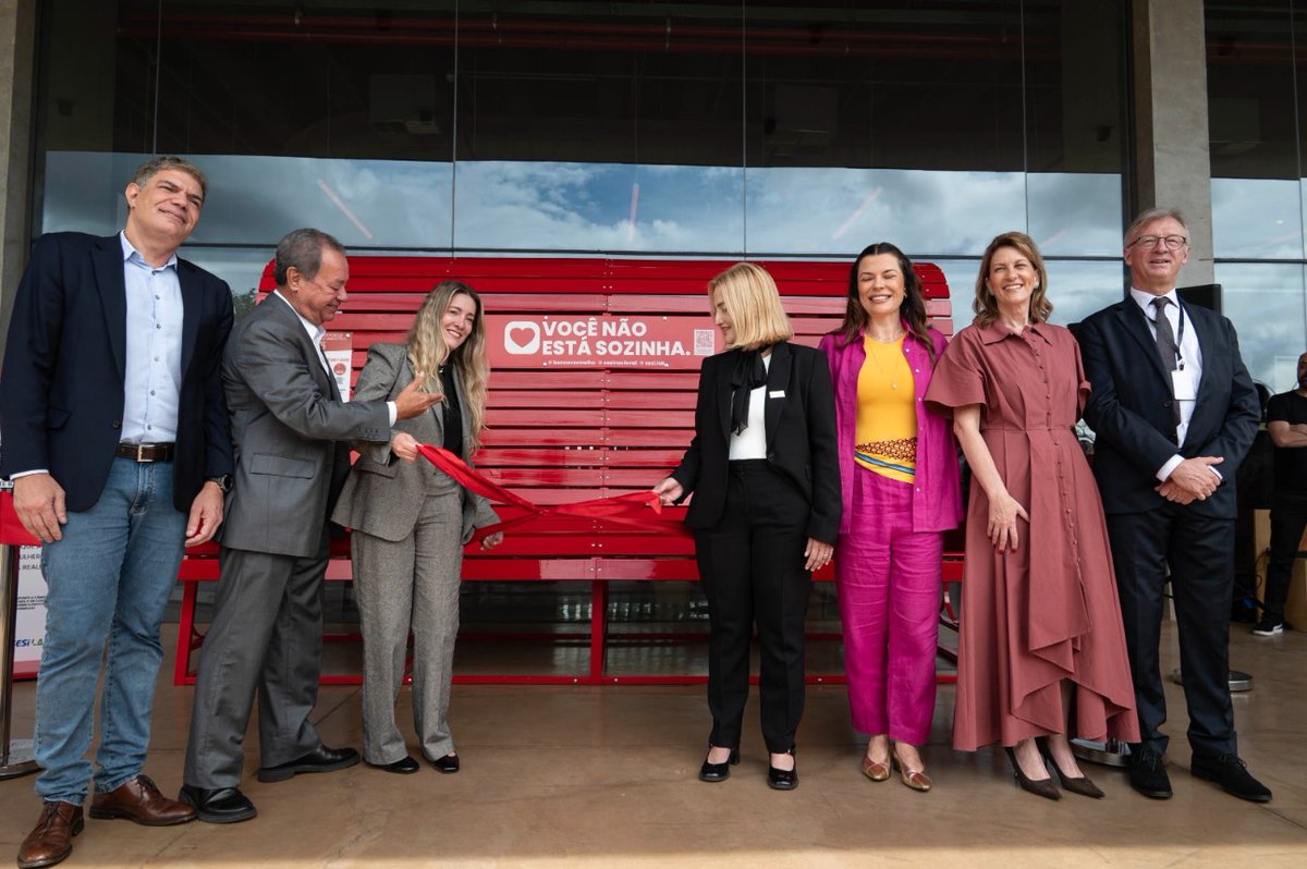 CNI_br's tweet photo. Banco Vermelho gigante é inaugurado no SESI Lab e mobiliza indústria contra o feminicídio.

Criado no Brasil em 2023, o movimento inspirou uma Lei Federal, que instituiu uma campanha nacional: https://t.co/pYrpPkRdg1 https://t.co/yfoU5zm70P