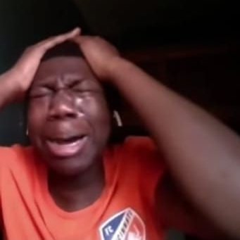 Только Иисус, преданный Иудой, может понять что я чувствую, когда в кино рядом садится чел, который громко ест чипсы, шуршит пакетом и воняет едой мне в нос