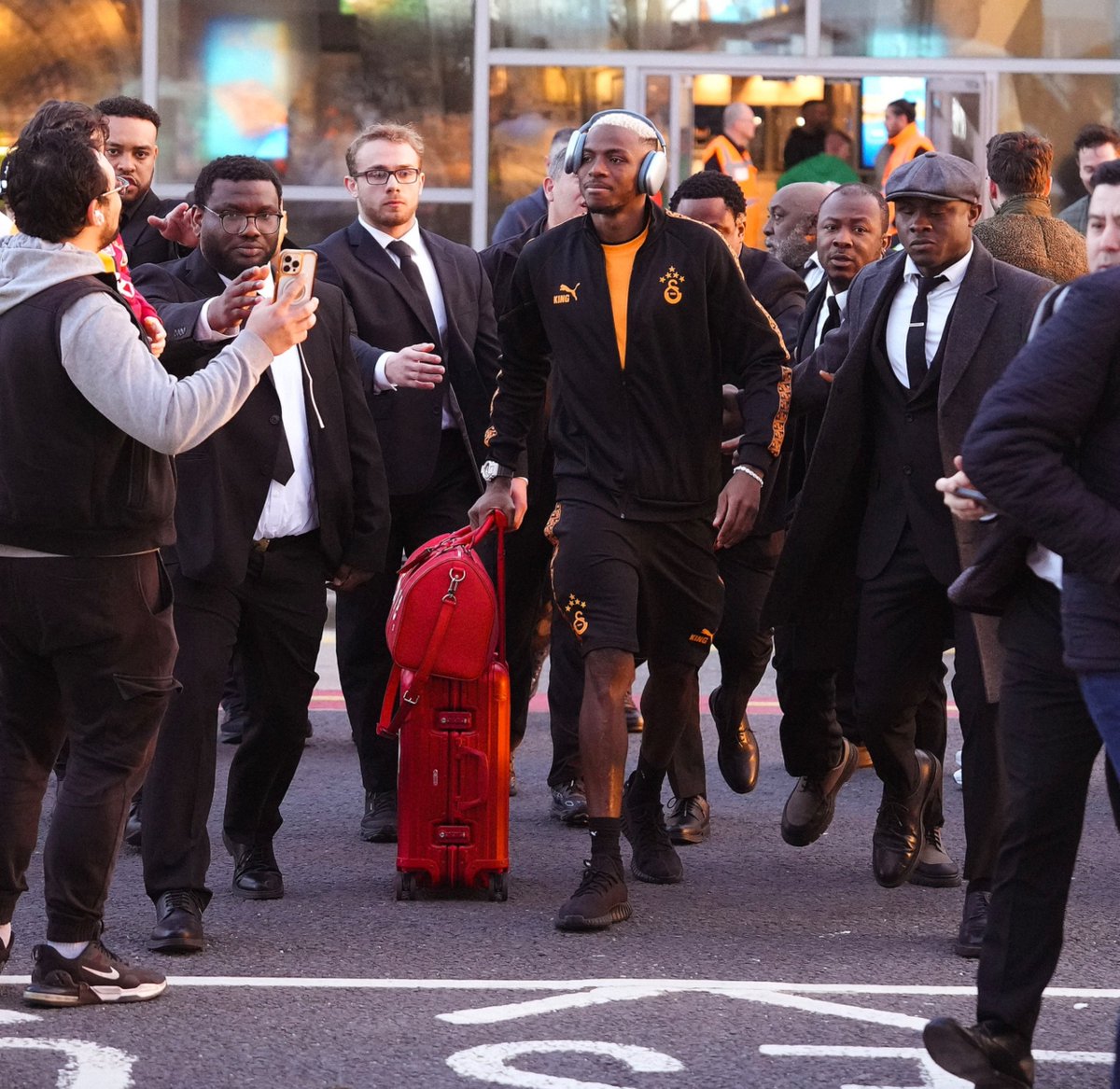 📍 Victor Osimhen, İngiltere'de.