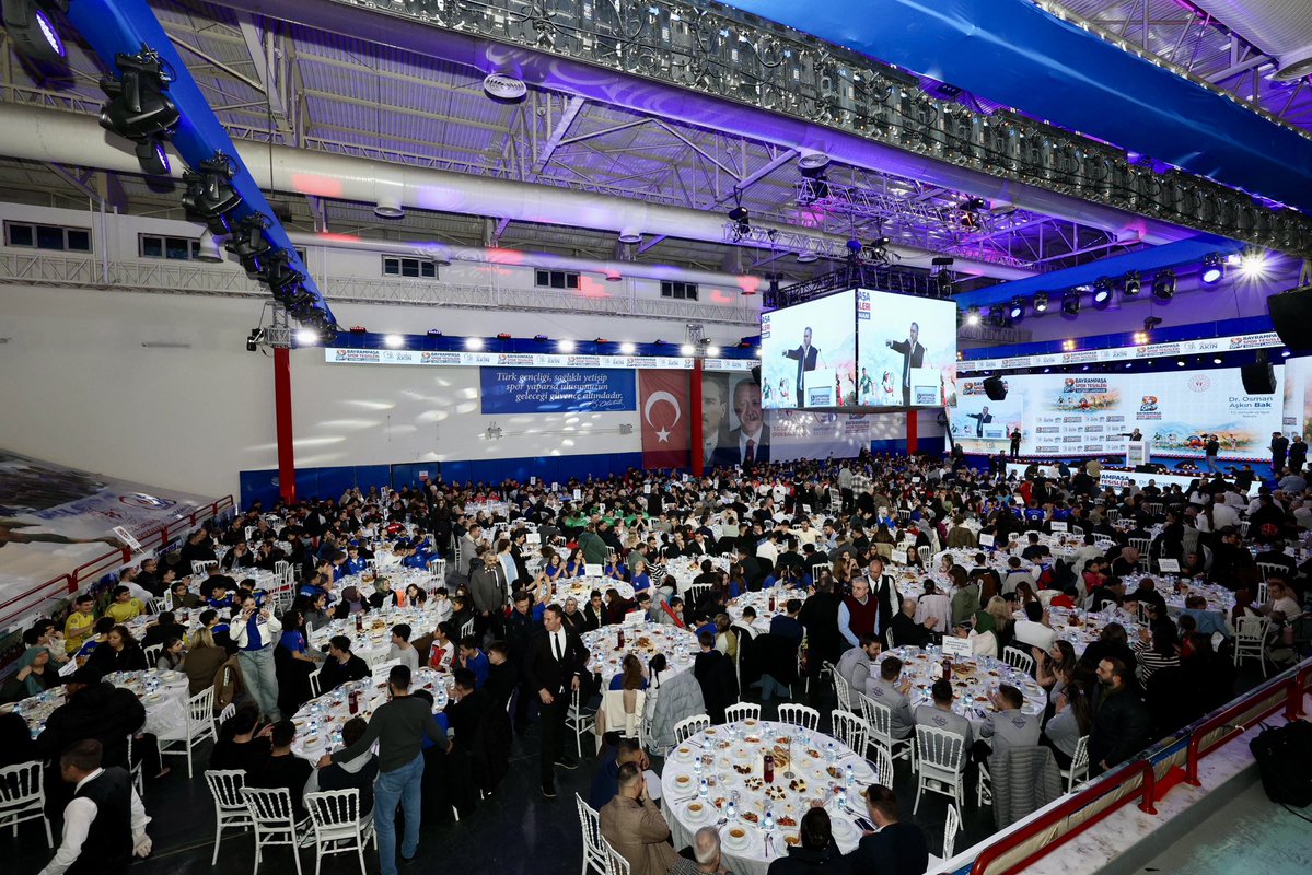 Bugün Bayrampaşa Belediyesi’nin ev sahipliğinde; sporcularımız ve gençlerimizle iftar sofrasında buluştuk.🌙

Ayrıca Bayrampaşa’ya kazandıracağımız yeni spor tesisi yatırımlarımızın lansmanını gerçekleştirdik.

Yeni yatırımlarımız ilçemize hayırlı uğurlu olsun. Kardeşliğimiz daim