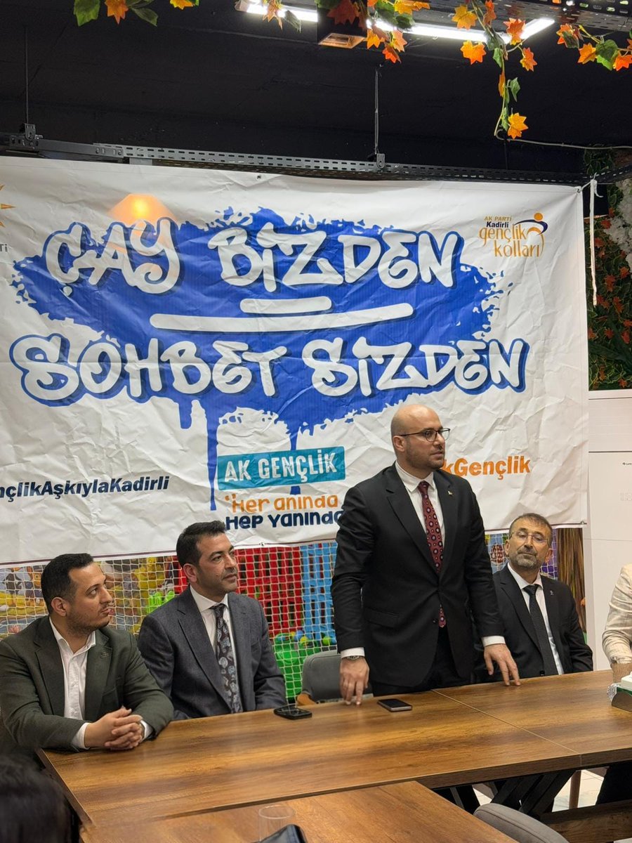 sadibinboga's tweet photo. 📍Kadirli | Çay Bizden, Sohbet Sizden ☕

Kadirli İlçe Başkanımız Sayın Hakan Örtlek’in öncülüğünde gerçekleştirilen “Çay Bizden, Sohbet Sizden” programında; MKYK Üyemiz Sayın Cihad Terzioğlu, Osmaniye Milletvekilimiz Sayın Seydi Gülsoy, İl Gençlik Kolları Başkanımız Sayın Veli Demirci, Kadirli İlçe Başkanımız Sayın Hakan Örtlek, ilçe başkanlarımız ve  kıymetli teşkilat mensuplarımızla birlikte hemşehrilerimizle bir araya geldik.

Samimi bir ortamda gerçekleşen buluşmada, gönülden gönüle köprüler kurduk, hasbihal ettik, ortak değerlerimizi ve hedeflerimizi bir kez daha pekiştirdik.

Milletimizle kurduğumuz bu güçlü bağ, yarınlara olan inancımızın en büyük teminatıdır.

#MilletimizleYolumuzBir 
@Akparti 
@RTErdogan 
@TerziogluCihad 
@drbetulsayan 
@AKPartiSPBGM 
@AKGenclikGM 
@avyusufibis
