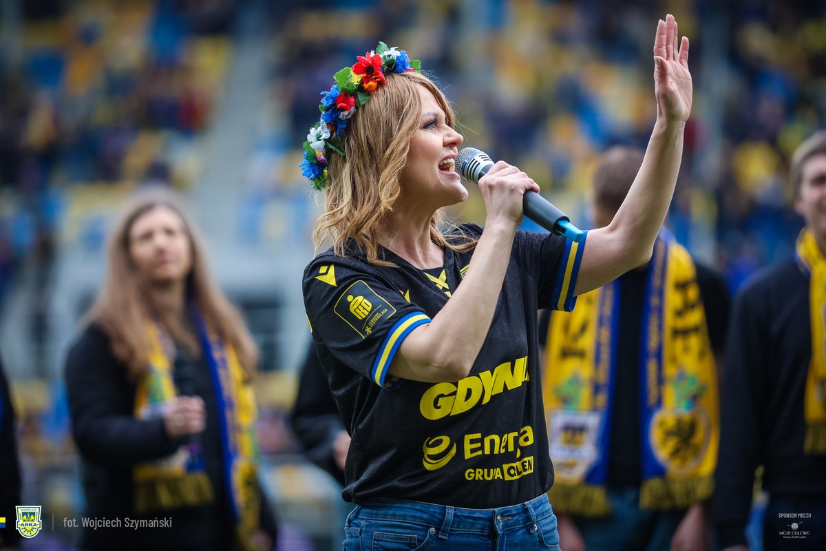 ArkaGdyniaSA's tweet photo. ℹ️ Za nami dzień meczowy #ARKWID, w którym Arka Gdynia po raz kolejny aktywnie celebrowała Dzień Jedności Kaszubów. Niedzielnemu spotkaniu towarzyszyła wyjątkowa, kaszubska oprawa. ⚫️🟡

🎵 Hymn kaszubski wykonała Weronika Korthals wraz z chórem La Via Voice,
🎤  Rotę Arki Gdynia odśpiewał Tomasz Fopke,
🎶 Wokół stadionu przygrywała Kapela Kaszubska z Kostkowa, 
🎲 Na placu Janusza Kupcewicza odbywały się rozgrywki w tradycyjną grę - buczkę,
🥨 Na stoisku Koła Gospodyń Wiejskich z Lubkowa serwowano lokalne przysmaki i wypieki,
🧵Rękodzieło kaszubskie prezentowały twórczynie ludowe Magdalena Lelwic i Aleksandra Zadrożna,
🎁 Gadżety i akcesoria kaszubskie dostępne były na stanowisku Farwa,
🌿 Przed stadionem stoisko wystawił tabaczarz Henryk Lessnau,
🏁 Na murawie zaprezentowano najdłuższą, mierzącą 95 metrów, flagę kaszubską, którą wynieśli: Kaszubski Zespół Pieśni i Tańca "Levino" z Lęborka, Zespół Folklorystyczny "Nadolanie", Akademia Piłkarska Cassubian oraz Zespół Szkół Katolickich w Gdyni.

Dziękujemy, że byliście tego dnia z nami #naStadionie! 🫵

Wokół meczu: 📝 https://t.co/bZW7NzOSJS