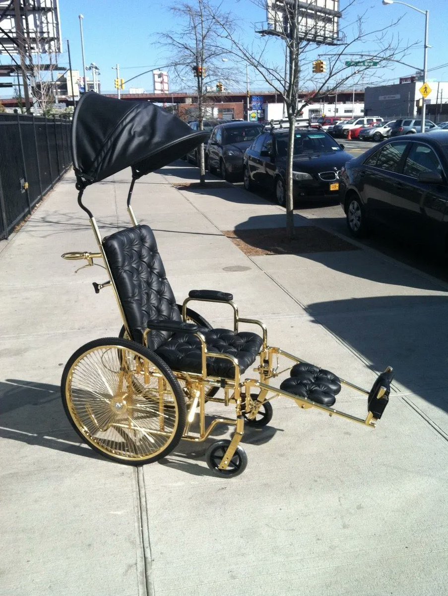 notgwendalupe's tweet photo. 13 years ago, lady gaga debuted a 24 karat gold wheelchair for her broken hip https://t.co/hJjuS3KirQ