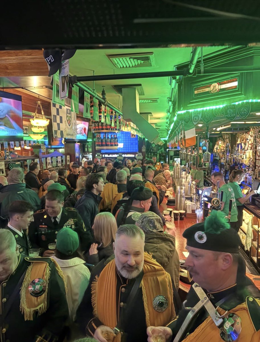 TimesSquareNYC's tweet image. We found our lucky charm! ☘️Celebrate #StPatricksDay in #TimesSquare at our shamrockin’ businesses! 🇮🇪🌟

Rosie O’Grady’s
The Mean Fiddler
McCarthy’s Pub
Connolly’s Pub
Playwright Tavern 49
The Long Room
Hurley’s Saloon
Garvey’s Irish Pub 
Havana Central 
Beast &amp;amp; Butterflies