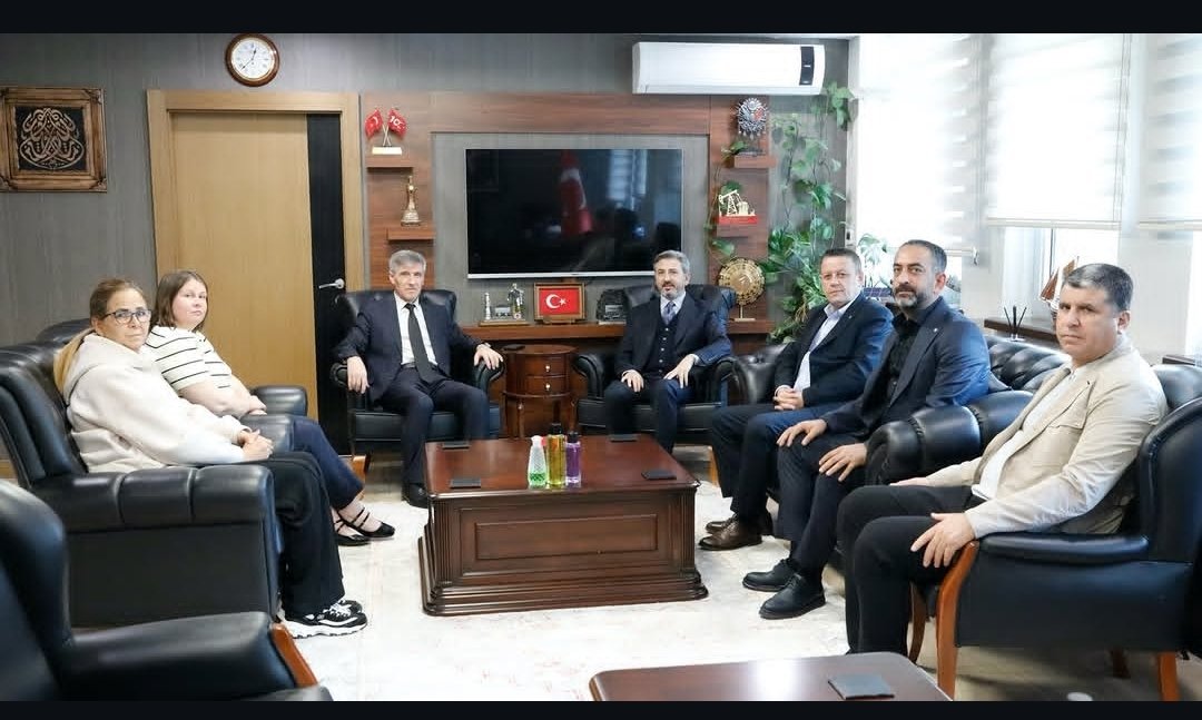 IsPetrol's tweet photo. Petrol-İş Sendikası Genel Başkanımız Süleyman Akyüz, beraberindeki heyetle birlikte Çalışma ve Sosyal Güvenlik Bakan Yardımcısı Ahmet Aydın’ı makamında ziyaret ederek, 463 gündür kararlılıkla mücadelelerini sürdüren Temel Conta işçilerinin sorunlarını gündeme taşıdı. https://t.co/n7s3ZYaJCK