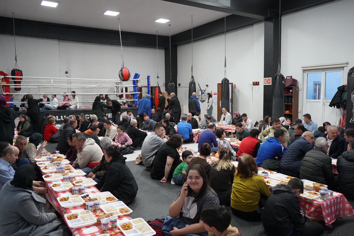 İl Müdürümüz Emrullah Güler, ASKF il temsilcisi, şube müdürlerimiz, Taekwondo ve Kickboks sporcularımız ve kıymetli misafirler iftar sofrasında bir araya geldi. 🌙
++