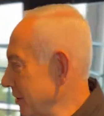 Joe_drozd's tweet photo. @Kittenwaffin @netanyahu @GovMikeHuckabee in the previous AI video he literally didn't have one at all. https://t.co/e7clzgT4TB