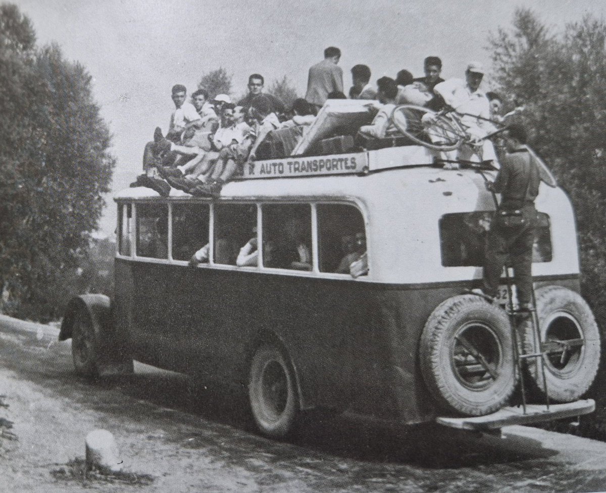 "Rodalies", estiu de 1944.
Cotxe de línia Puigcerdà-La Seu.
Un cop ben atapeït l'interior, s'omplia la imperial amb joves i no tan joves.
El cobrador arrapat a l'escala.
Mancança evident de cotxes, de benzina, de pneumàtics.
La misèria imposada per una postguerra mai no triada.