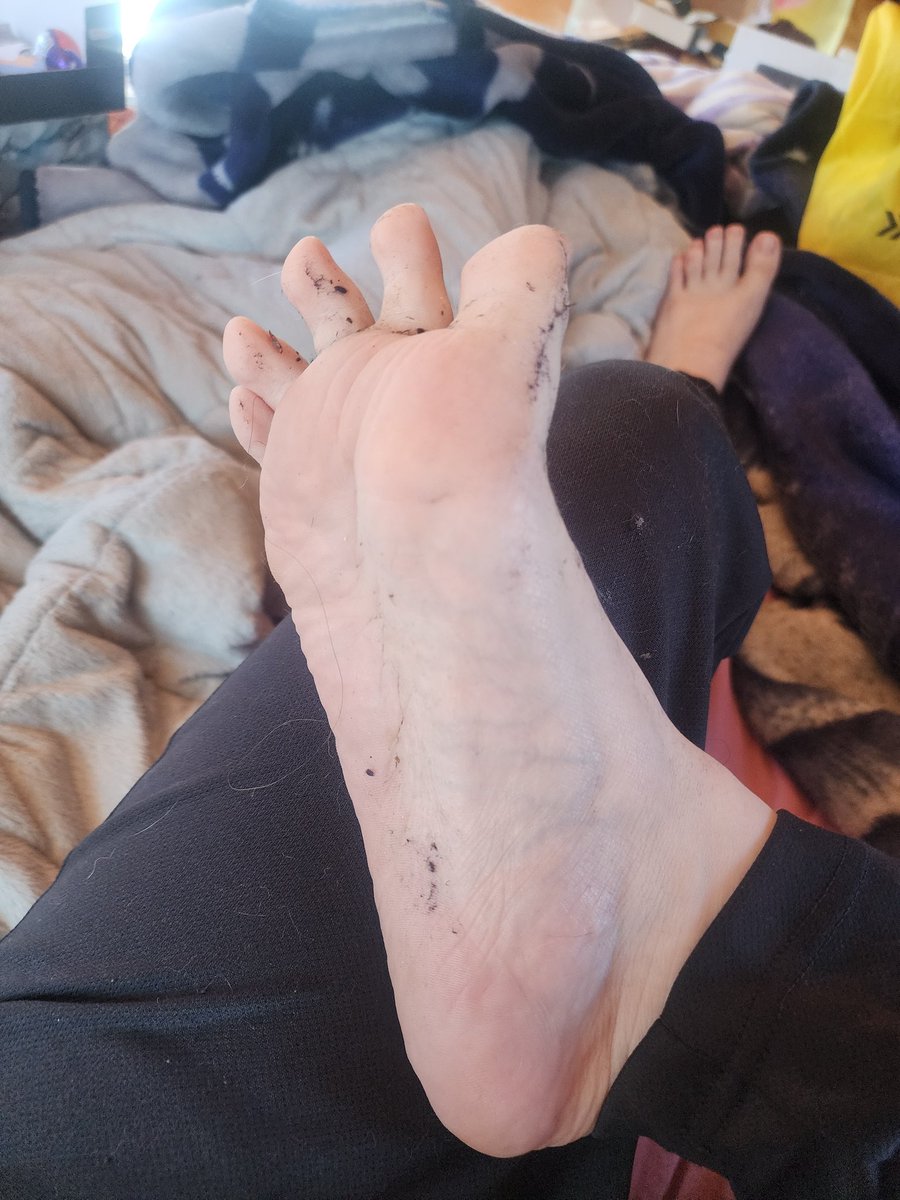 Bustycatof's tweet photo. Stinky feet cause I don't have boots and it's wet winter weather lmao #stinkyfeet #feetpics #feetfetısh #feetworshi̇p #dirtytoes #feet_pic #footfetısh #rightfoot https://t.co/qAlOZucJPH