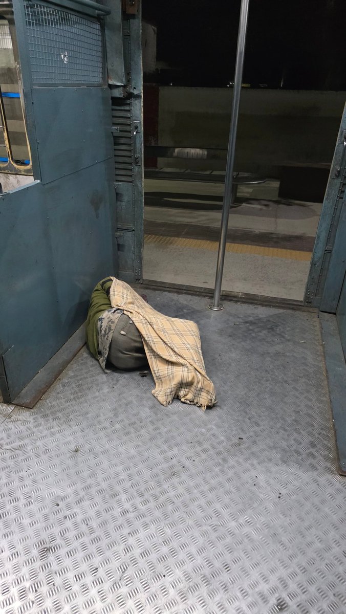 kunwaranuj321's tweet photo. @SrDOM_PRYJ @drmncrald @RailwaySeva @drm_dli रात के 12:30 बजे है, यह दैनिक यात्री है जो ट्रेन में ही अपनी नींद पूरी करने के लिए मजबूर है कुछ तो थोड़ा सोचा कीजिए, रात को यह एक मात्र पैसेंजर ट्रेन है खुर्जा के लिए, जो हमेशा लेट चलती, एक्सप्रेस ट्रेन पास करते करते 3-4 घंटे लग जाते हैं @drmncrald @SrDOM_PRYJ @drm_dli @GM_NRly https://t.co/8vZkBiM32r