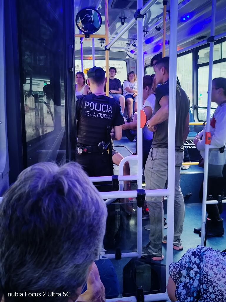 Un pasajero se desmaya.. Y la policía lo único que hace es bajarlo del micro... Esos son los que nos cuidan... Y nosotros los que les pagamos el sueldo