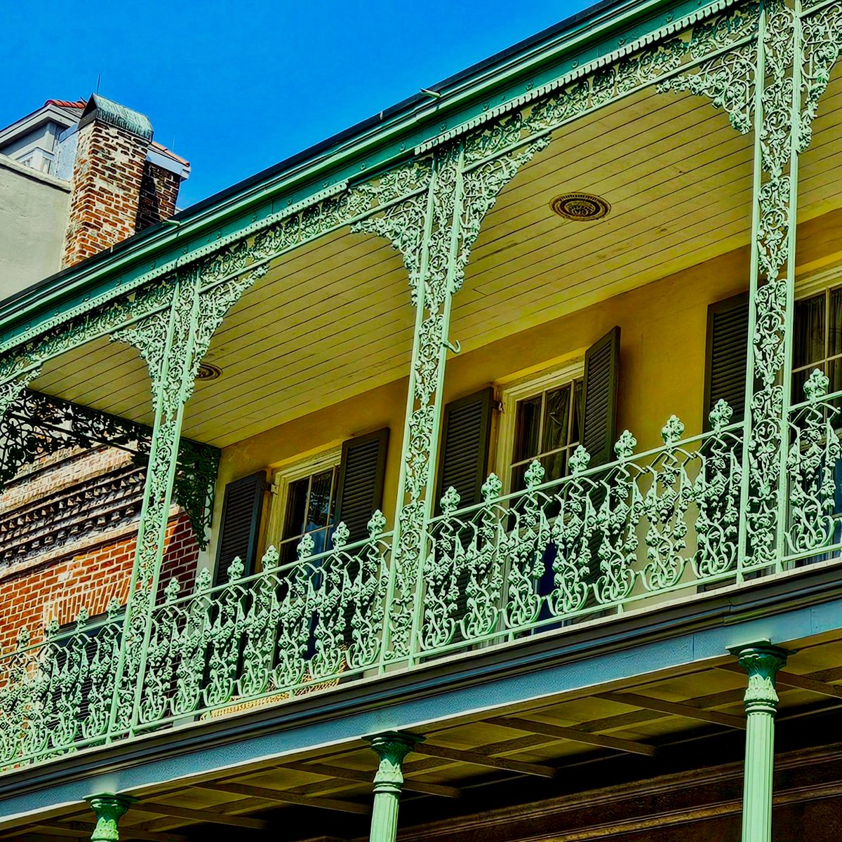 VisitNewOrleans's tweet photo. From the balconies to the doorways, New Orleans wears green like nowhere else. 💚 Happy St. Patrick's Day! 🍀 📸 @bambiivamp https://t.co/tTlKX6MkAR