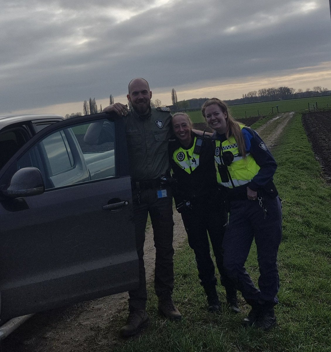 DeventerPol's tweet image. Vandaag begon mijn dienst solo.
Gaande weg sloten mijn lieve Greenteammaatjes Ismay en Sander aan. Samenwerking in het buitengebied #Deventer 
#Toezicht en #Handhaving 
💙💚

Wij wensen jullie een mooie avond
👋🏼👮🏼‍♀️